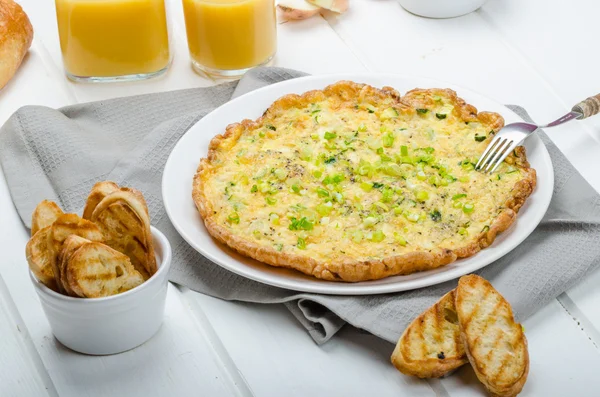 Omelette with zucchini and mozzarella cheese, scallions — Stock Photo, Image