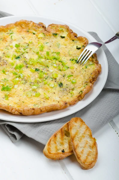 Tortilla con calabacín y queso mozzarella, cebolletas — Foto de Stock