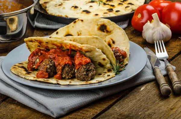 Indian naan with meatballs and tomato sauce — Stock Photo, Image