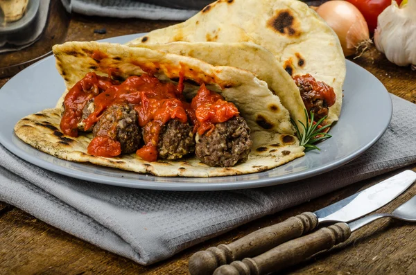 Indian naan with meatballs and tomato sauce — Stock Photo, Image