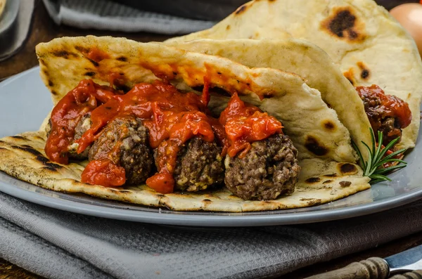 Indian naan with meatballs and tomato sauce — Stock Photo, Image