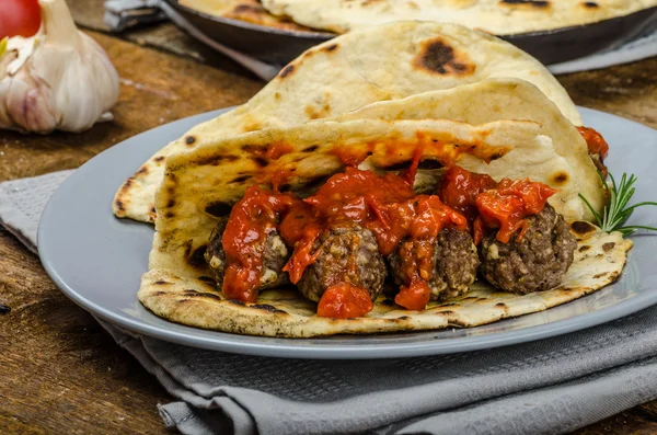 Indian naan with meatballs and tomato sauce — Stock Photo, Image