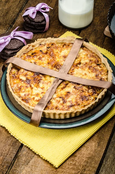 Vegetariánské quiche a sušenky hořké čokolády — Stock fotografie