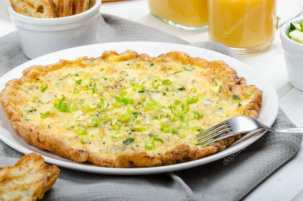 Omelette with zucchini and mozzarella cheese, scallions — Stock Photo © Peteer 61517665