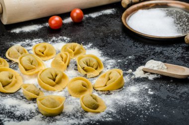 Ev yapımı makarna tortellini dolması