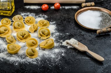 Ev yapımı makarna tortellini dolması