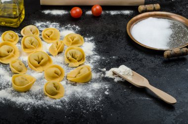 Ev yapımı makarna tortellini dolması