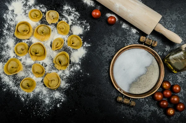 Huisgemaakte pasta tortellini gevuld — Stockfoto