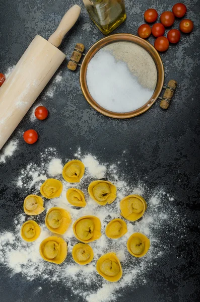 Домашние тортеллини с макаронами — стоковое фото