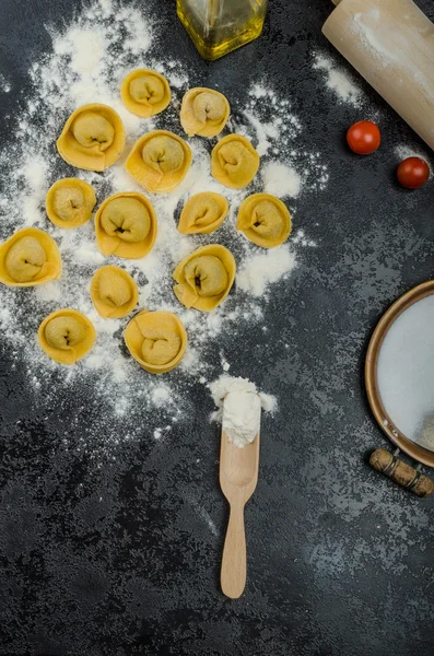 Huisgemaakte pasta tortellini gevuld — Stockfoto