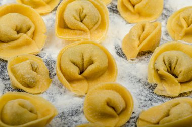 Ev yapımı makarna tortellini dolması