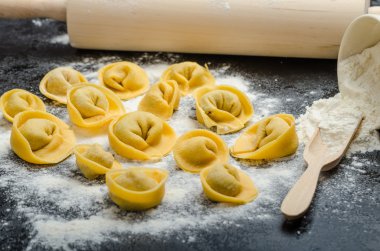 Ev yapımı makarna tortellini dolması