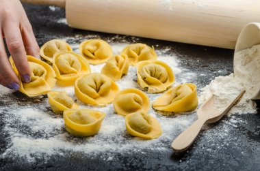 Ev yapımı makarna tortellini dolması