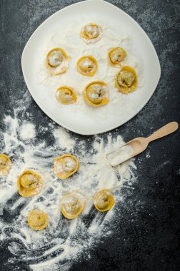 Ev yapımı makarna tortellini dolması