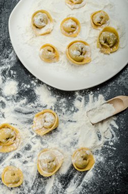 Ev yapımı makarna tortellini dolması
