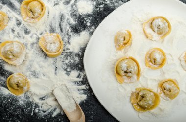 Ev yapımı makarna tortellini dolması