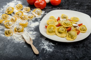 Ev yapımı makarna tortellini dolması