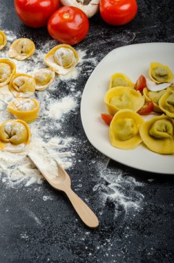 Ev yapımı makarna tortellini dolması