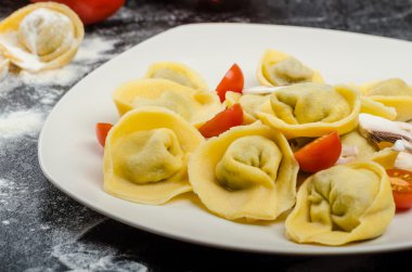 Ev yapımı makarna tortellini dolması
