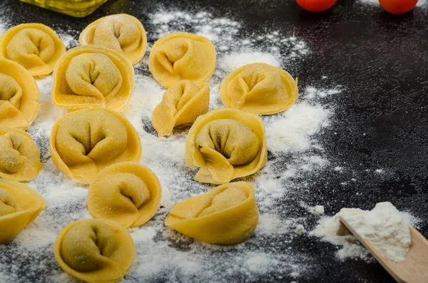 Massa caseira tortellini recheado — Fotografia de Stock