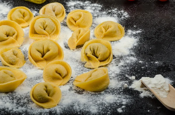 Ev yapımı makarna tortellini dolması