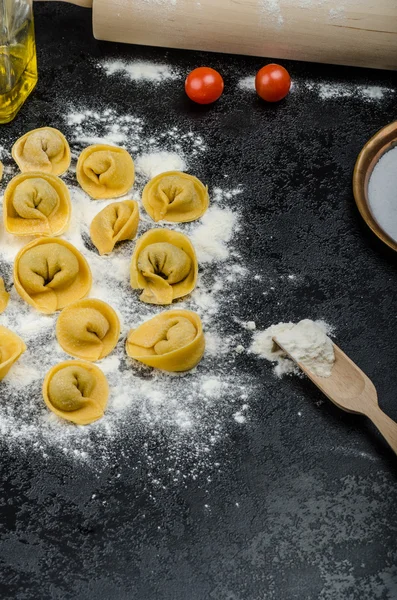 Hausgemachte Pasta Tortellini gefüllt — Stockfoto