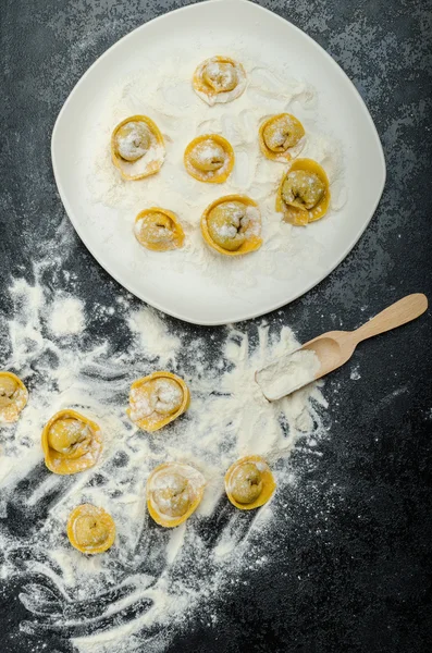 Massa caseira tortellini recheado — Fotografia de Stock