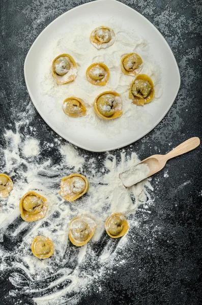 Домашние тортеллини с макаронами — стоковое фото