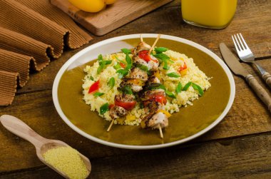 Kuskus sebze ve tavuk şiş