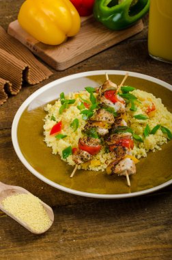 Kuskus sebze ve tavuk şiş