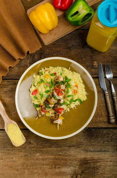 Couscous mit Gemüse und Hühnerspieß — Stockfoto