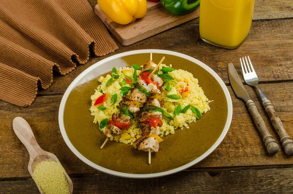 Couscous con verduras y brocheta de pollo — Foto de Stock