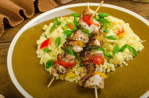 Couscous con verdure e spiedino di pollo — Foto Stock