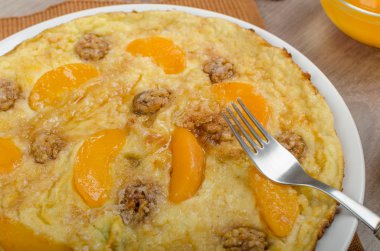 Ceviz ve şeftali tatlı yumurtalı omlet