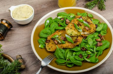 Tavşan biftek otlar ve ekşi krema ile