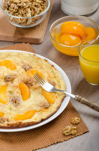 Omelete de ovo doce com nozes e pêssegos — Fotografia de Stock