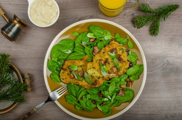 Kaninchensteaks mit Kräutern und saurer Sahne — Stockfoto