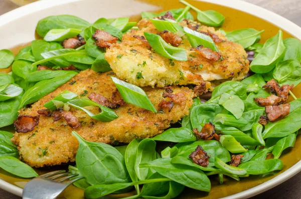 Konijn steaks met kruiden en zure room — Stockfoto