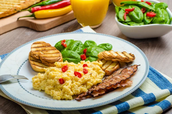 Scrambled eggs with toast and fresh salad — Stock Photo, Image