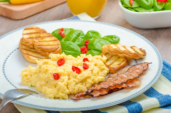 Scrambled eggs with toast and fresh salad — Stock Photo, Image