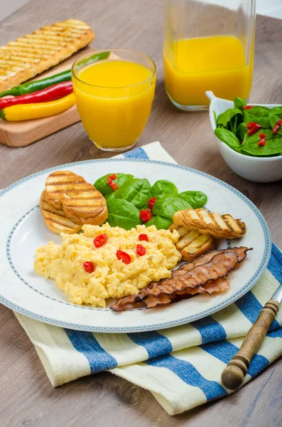 Äggröra med toast och färsk sallad — Stockfoto