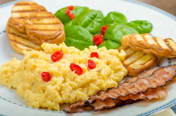 Scrambled eggs with toast and fresh salad — Stock Photo, Image