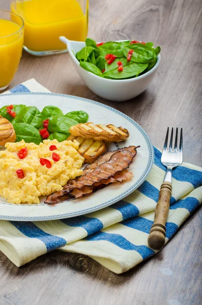 Roerei met toast en verse salade — Stockfoto