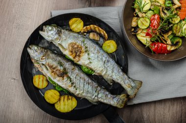 Akdeniz sebzeli Izgara Alabalık