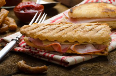 Hızlı yemek, jambon ve peynirli tost