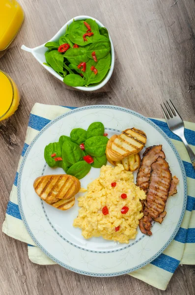 Rührei mit Toast und frischem Salat — Stockfoto