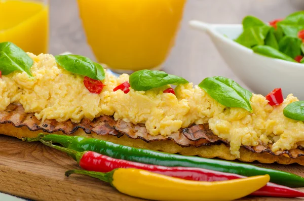 Huevos revueltos con tostadas y ensalada fresca —  Fotos de Stock