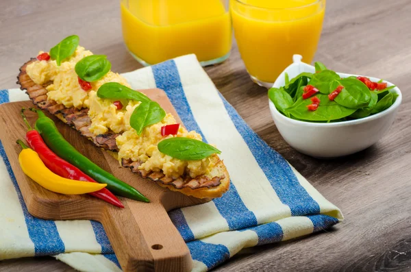 Äggröra med toast och färsk sallad — Stockfoto