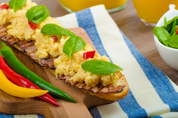 Ovos mexidos com torrada e salada fresca — Fotografia de Stock