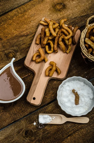 Churros con salsa de chocolate - Comida Streed, frita profunda —  Fotos de Stock